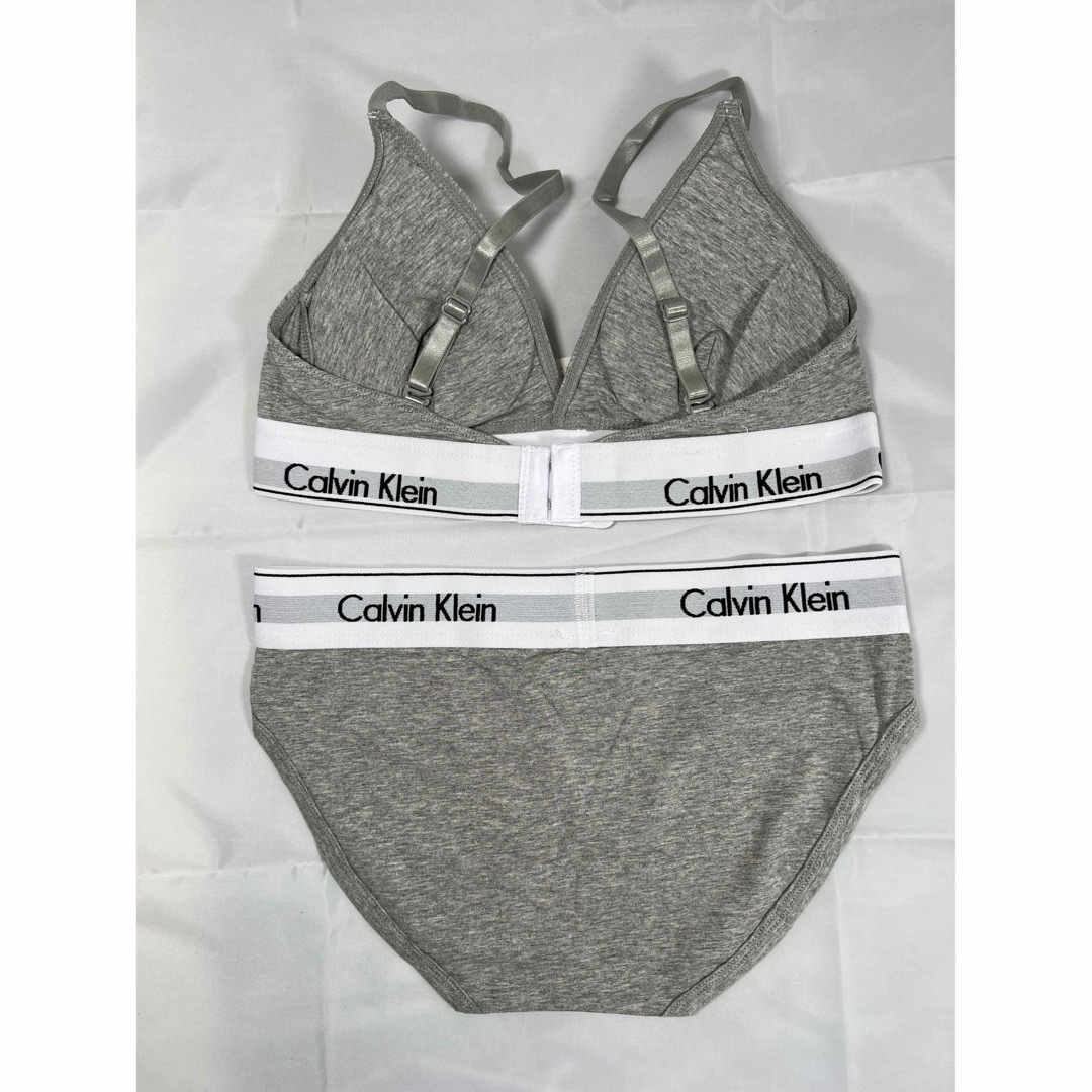 Calvin Klein レディース　ブラ&ショーツ セット グレー Sサイズ レディースの下着/アンダーウェア(ブラ&ショーツセット)の商品写真