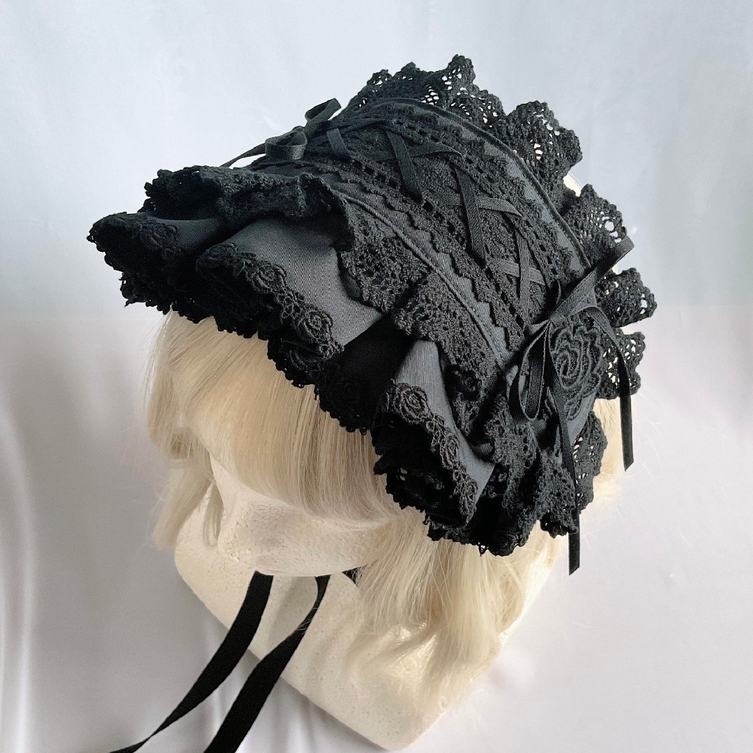 バラと編み上げのハーフボンネット風ヘッドドレス 黒