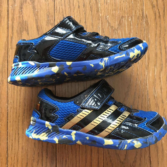 adidas(アディダス)のadidas アディダススニーカー 17cm キッズ/ベビー/マタニティのキッズ靴/シューズ(15cm~)(スニーカー)の商品写真