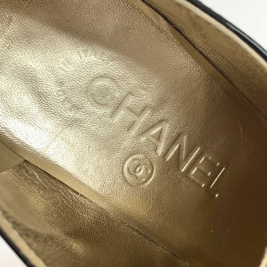 CHANEL(シャネル)の6229 シャネル パテント ココマーク レースアップ ブーティ ブラック レディースの靴/シューズ(ブーティ)の商品写真