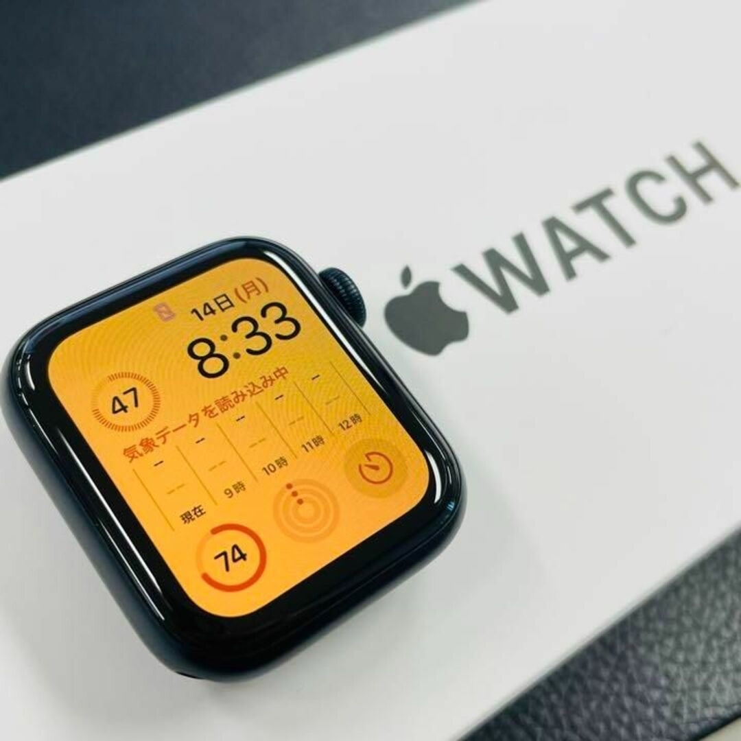 Apple(アップル)のApple Watch SE 第二世代（SE2）44mm 未使用バンドおまけ付 スマホ/家電/カメラのスマートフォン/携帯電話(その他)の商品写真