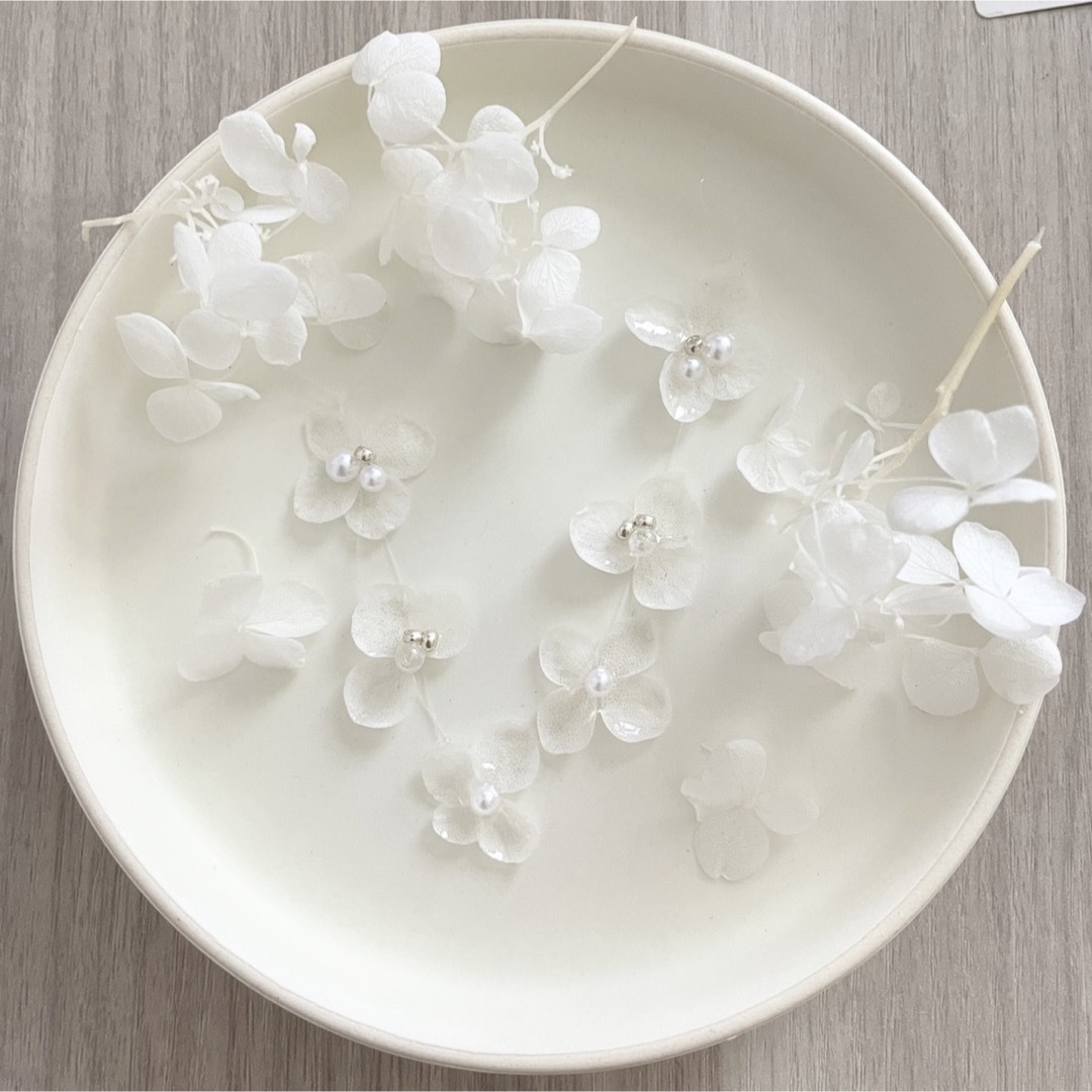 【新作】－花とビジュパールを添えてー　オリジナル　フラワー　イヤリング　ピアス ハンドメイドのアクセサリー(イヤリング)の商品写真