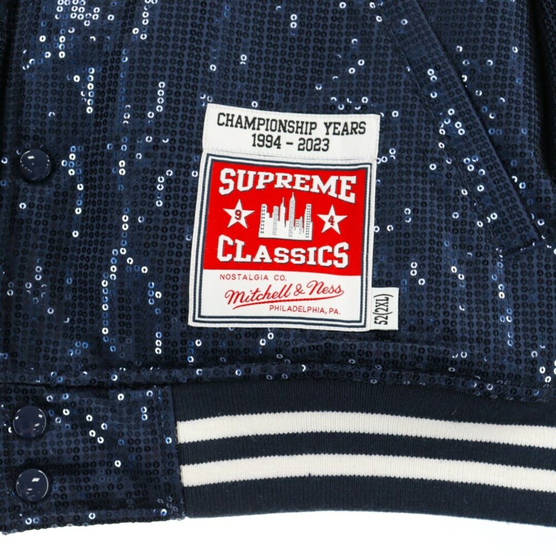 Supreme(シュプリーム)のSUPREME シュプリーム 23SS Mitchell & Ness Sequin Varsity Jacket フロントロゴ スパンコール バーシティジャケット スタジャン ネイビー/レッド メンズのジャケット/アウター(スタジャン)の商品写真