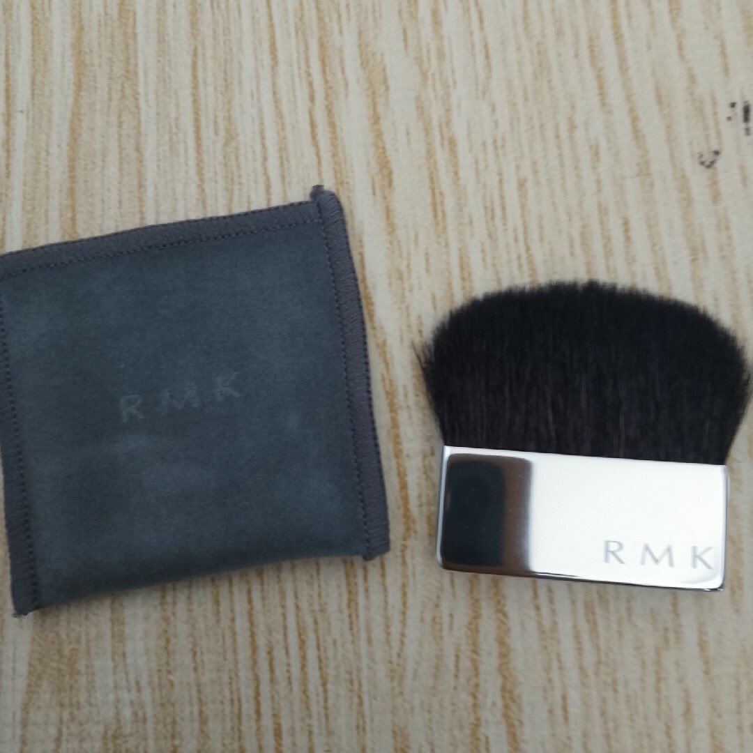 RMK(アールエムケー)のRMK ｴｱﾘｰﾊﾟｳﾀﾞｰﾌｧﾝﾃﾞｰｼｮﾝN 102（新品ﾌﾞﾗｼ付） コスメ/美容のベースメイク/化粧品(ファンデーション)の商品写真