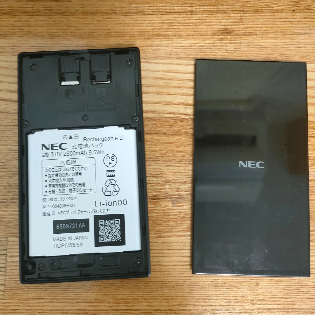 NEC(エヌイーシー)の【値下げしました】NEC モバイルルーター　Aterm MR05LN スマホ/家電/カメラのスマートフォン/携帯電話(その他)の商品写真