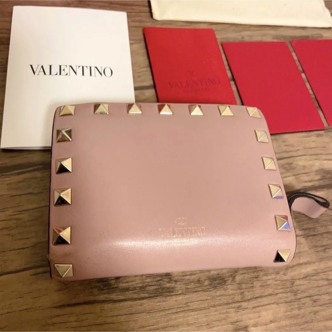 VALENTINO(ヴァレンティノ)のVALENTINO  ヴァレンティノ　ガラヴァーニ　二つ折り財布　ロックスタッズ レディースのファッション小物(財布)の商品写真