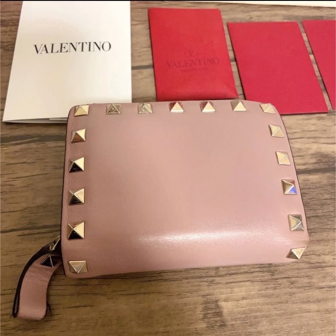 VALENTINO(ヴァレンティノ)のVALENTINO  ヴァレンティノ　ガラヴァーニ　二つ折り財布　ロックスタッズ レディースのファッション小物(財布)の商品写真