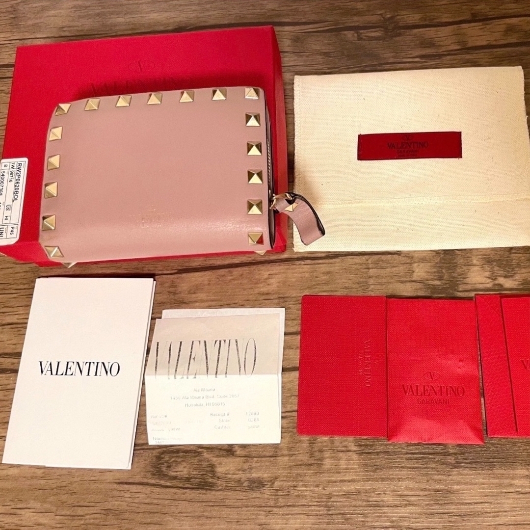 VALENTINO(ヴァレンティノ)のVALENTINO  ヴァレンティノ　ガラヴァーニ　二つ折り財布　ロックスタッズ レディースのファッション小物(財布)の商品写真