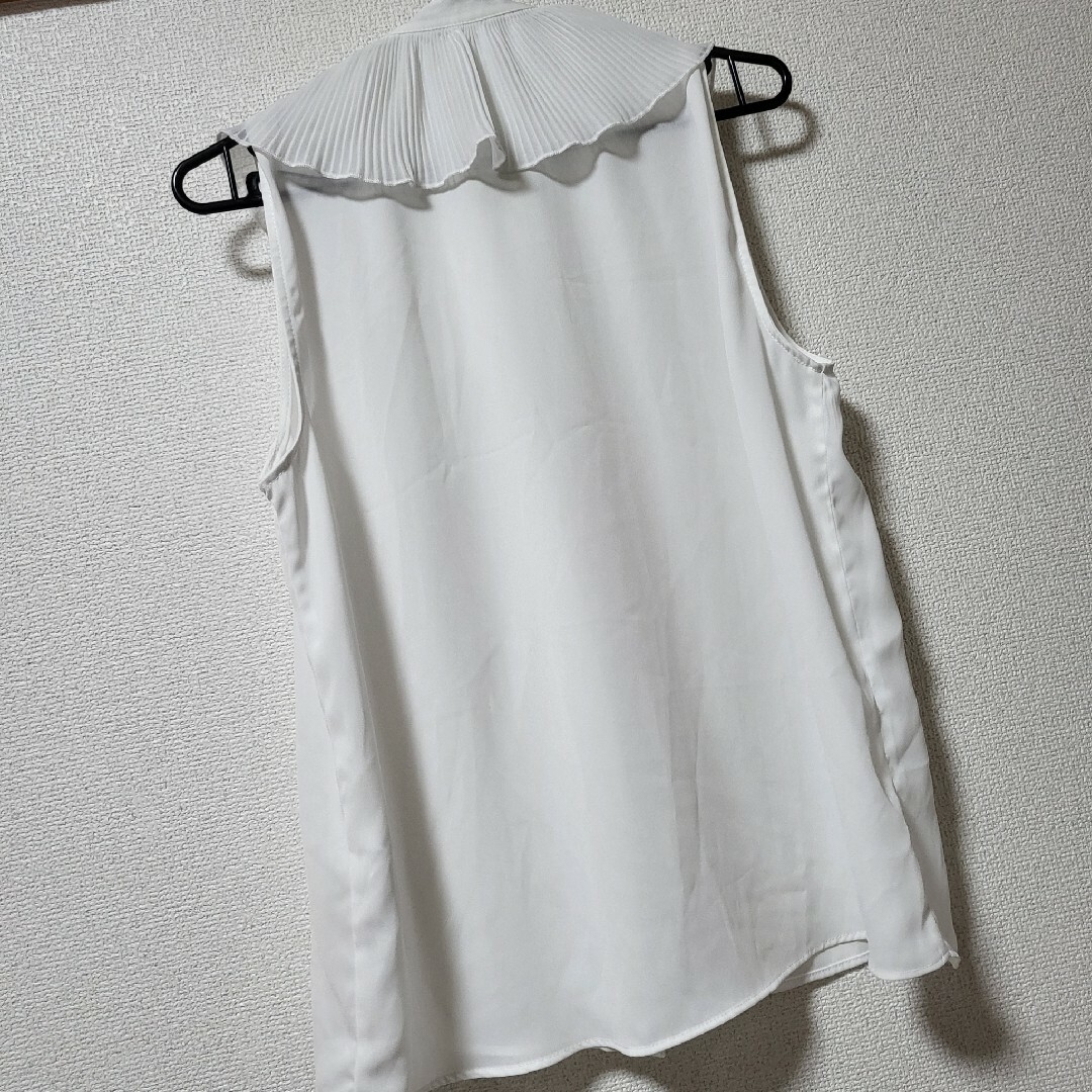 ZARA(ザラ)のzara ノースリーブシャツ ビジューボタン レディースのトップス(シャツ/ブラウス(半袖/袖なし))の商品写真