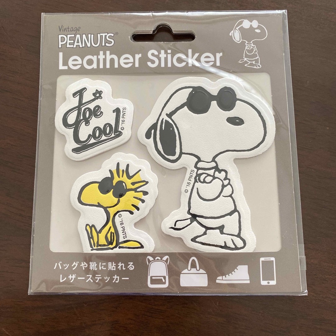 PEANUTS(ピーナッツ)の【新品】スヌーピー　レザーシール　定価750円 エンタメ/ホビーのおもちゃ/ぬいぐるみ(キャラクターグッズ)の商品写真