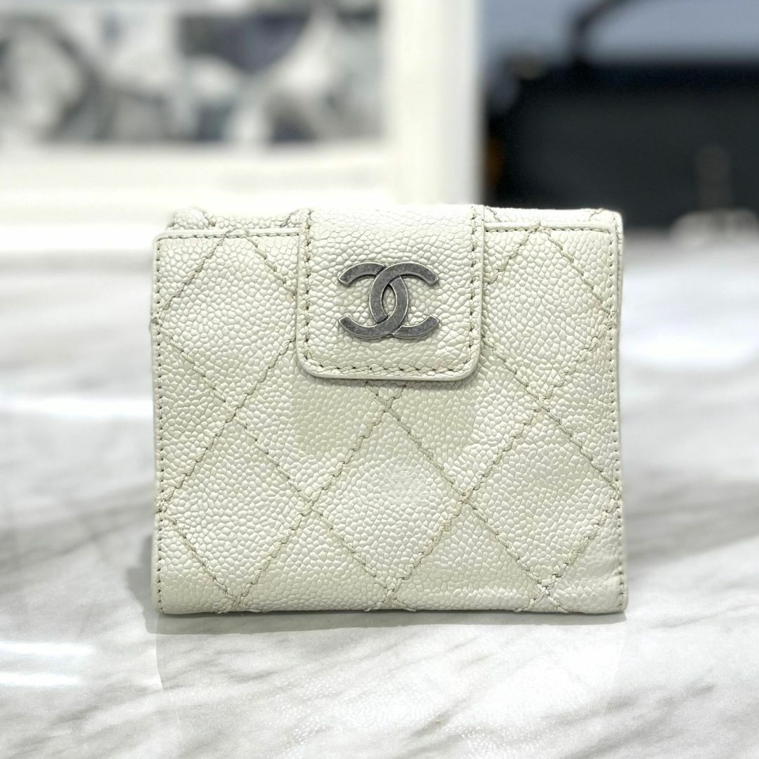 CHANEL(シャネル)のシャネル　折り財布　キャビアスキン　ワイルドステッチ　クリーム　10番台 レディースのファッション小物(財布)の商品写真