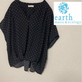 アースミュージックアンドエコロジー(earth music & ecology)のearth mbsic&ecology  黒ドット　トップス(カットソー(半袖/袖なし))