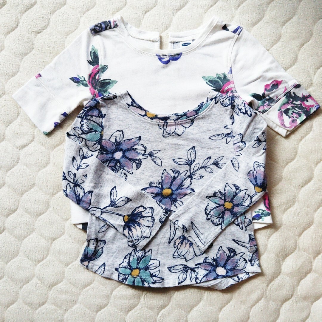 Old Navy(オールドネイビー)のOLDNAVYの花柄トップス 2枚set 80 キッズ/ベビー/マタニティのベビー服(~85cm)(シャツ/カットソー)の商品写真