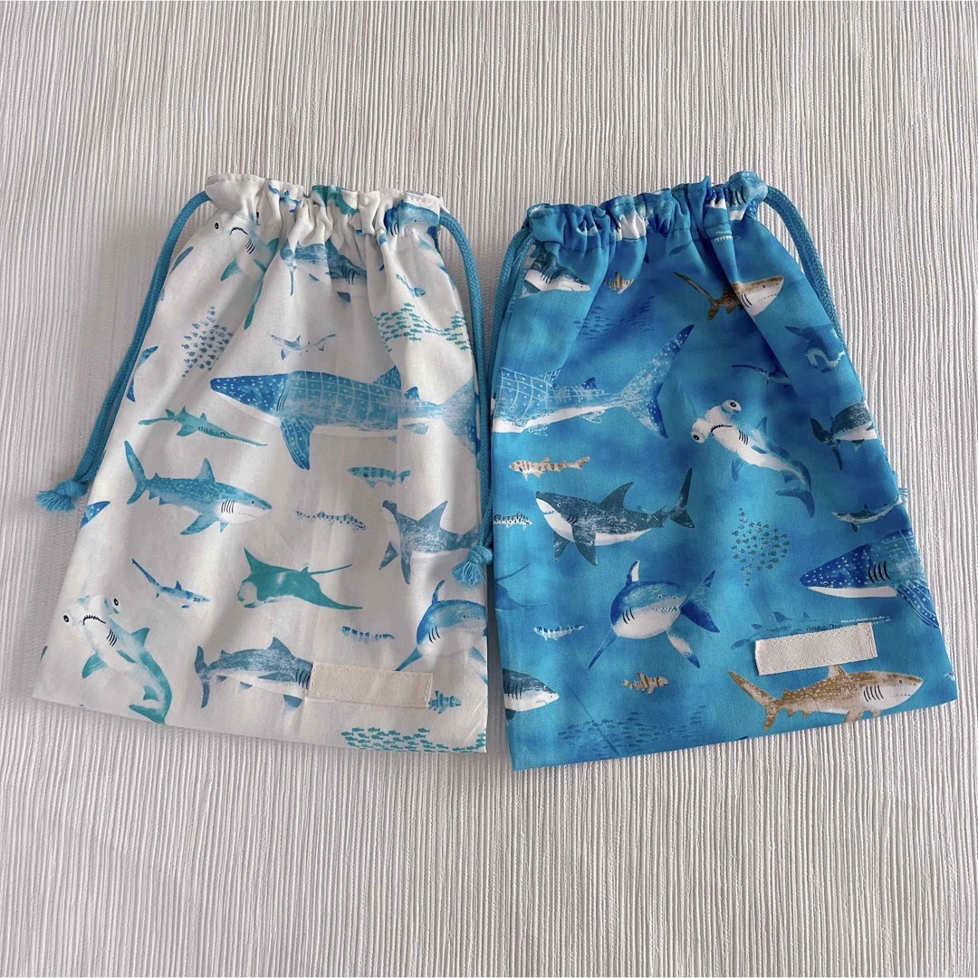 給食袋 巾着 男の子 海の生きもの サメ 白 水色 ハンドメイドのキッズ/ベビー(外出用品)の商品写真