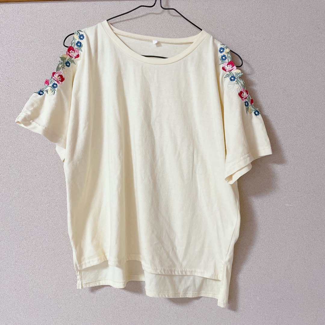 SpRay(スプレイ)のオープンショルダーTシャツ　花刺繍 レディースのトップス(Tシャツ(半袖/袖なし))の商品写真