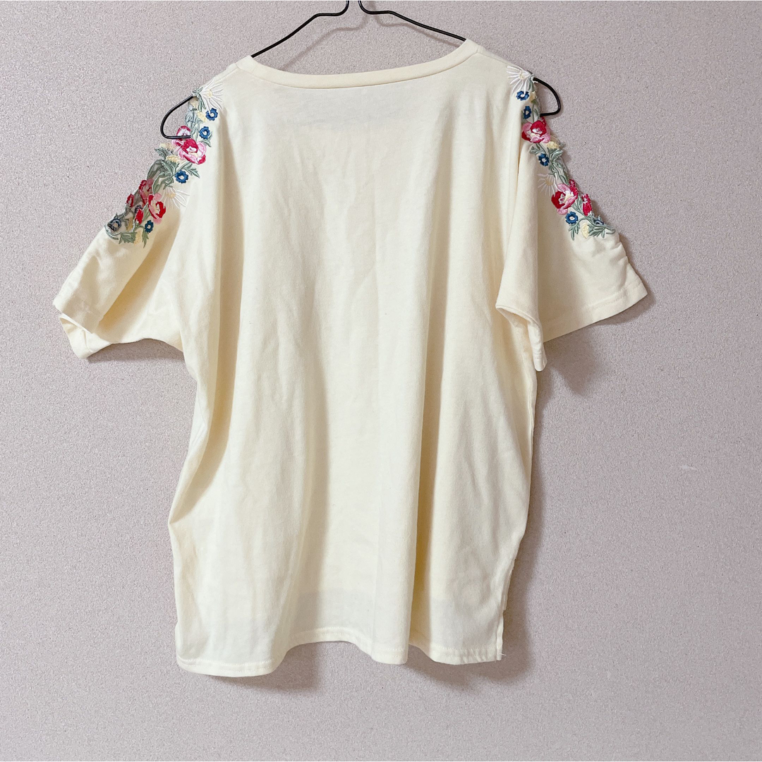 SpRay(スプレイ)のオープンショルダーTシャツ　花刺繍 レディースのトップス(Tシャツ(半袖/袖なし))の商品写真