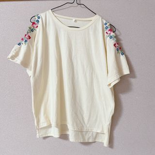 スプレイ(SpRay)のオープンショルダーTシャツ　花刺繍(Tシャツ(半袖/袖なし))