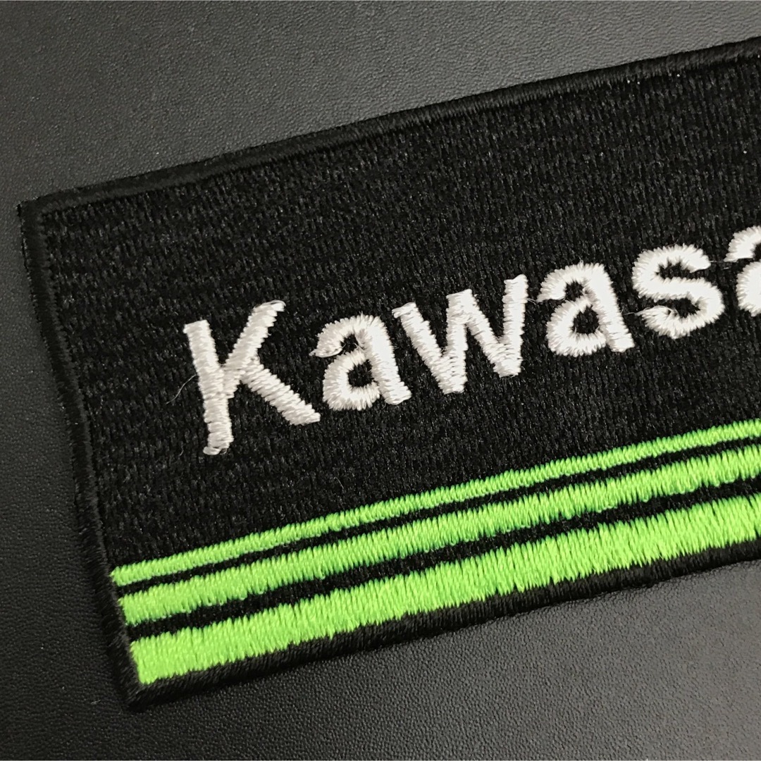 カワサキ(カワサキ)の蛍光糸使用 KAWASAKI カワサキロゴアイロンワッペン 82×40mm C 自動車/バイクのバイク(装備/装具)の商品写真