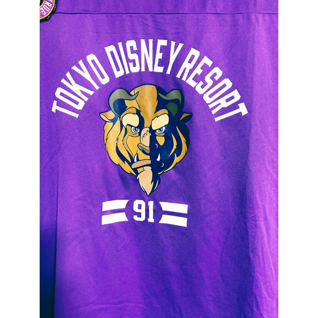 Disney(ディズニー)の東京ディズニーリゾート　美女と野獣　半袖Tシャツ　ユニフォーム　M パープル メンズのトップス(Tシャツ/カットソー(半袖/袖なし))の商品写真