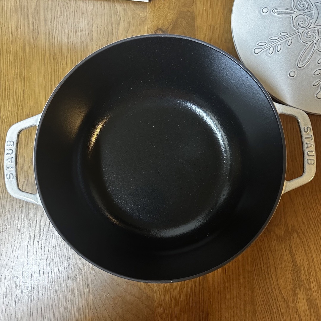 STAUB(ストウブ)の新品staub ストウブ スノーフレークココット カンパーニュ　ワナベ インテリア/住まい/日用品のキッチン/食器(鍋/フライパン)の商品写真