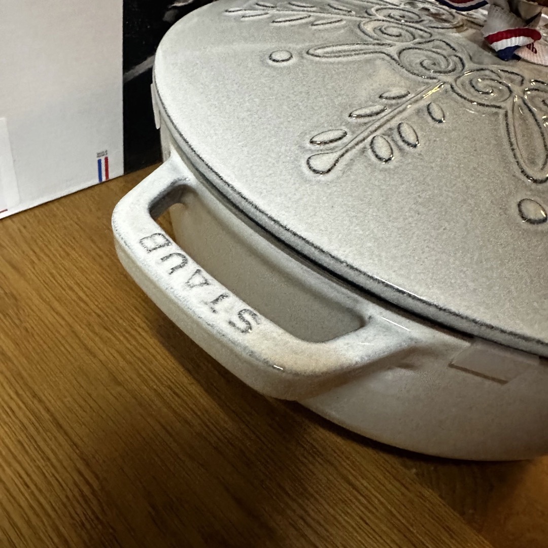 新品staub ストウブ スノーフレークココット カンパーニュ ワナベ - 鍋