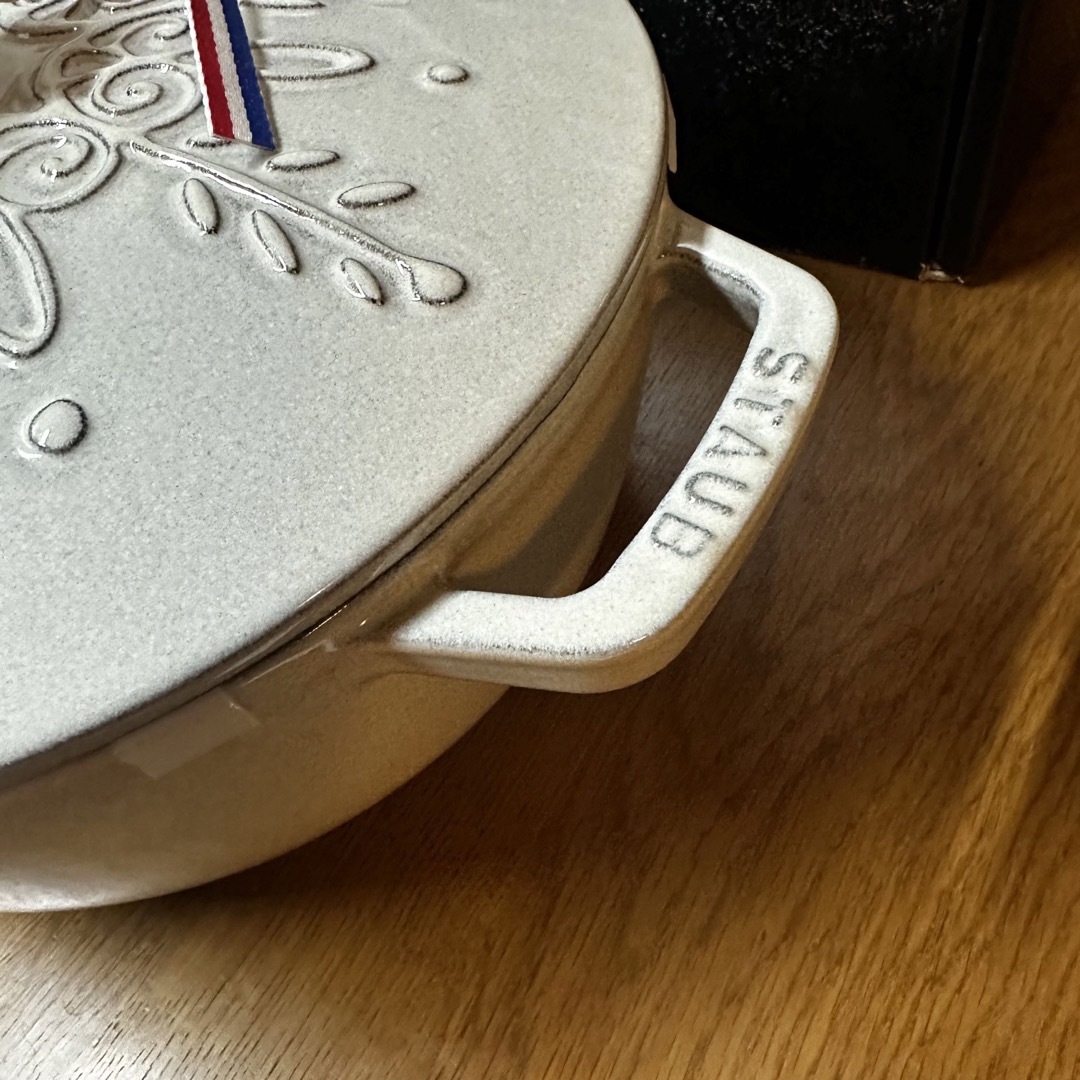 STAUB(ストウブ)の新品staub ストウブ スノーフレークココット カンパーニュ　ワナベ インテリア/住まい/日用品のキッチン/食器(鍋/フライパン)の商品写真