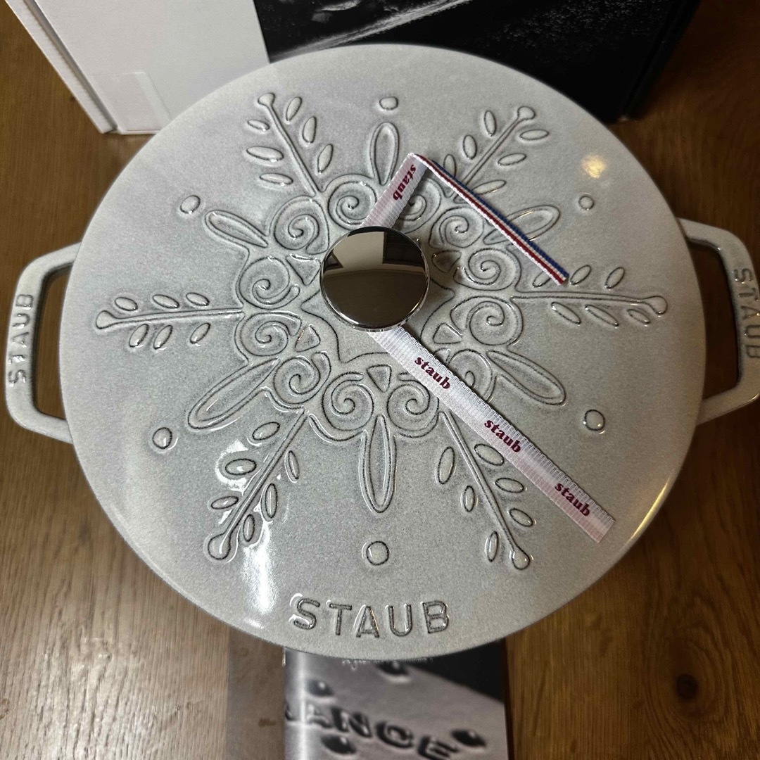 新品staub ストウブ スノーフレークココット カンパーニュ ワナベ - 鍋