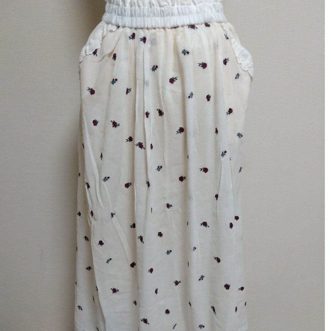axes femme(アクシーズファム)の新品タグ付きアクシーズファムミニローズ刺繍ロングスカート レディースのスカート(ロングスカート)の商品写真