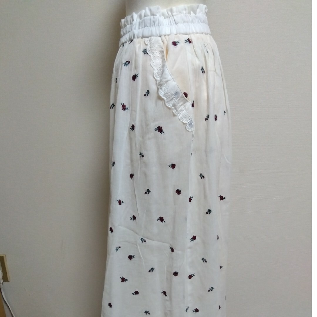 axes femme(アクシーズファム)の新品タグ付きアクシーズファムミニローズ刺繍ロングスカート レディースのスカート(ロングスカート)の商品写真