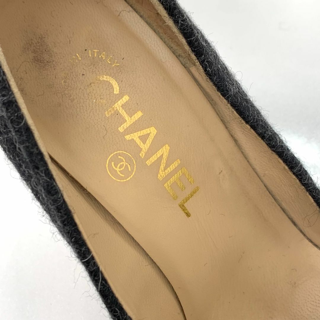 CHANEL(シャネル)の6824 シャネル カメリア ココマーク フェルト パンプス ブラック レディースの靴/シューズ(ハイヒール/パンプス)の商品写真