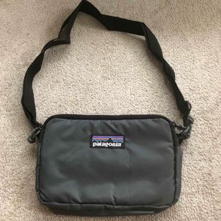 パタゴニア(patagonia)の新品　パタゴニア　ショルダーポーチ　ダークグレー(ショルダーバッグ)