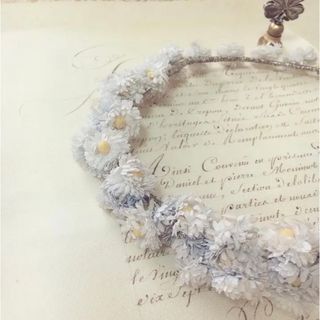 アーツアンドサイエンス(ARTS&SCIENCE)のフランス  アンティーク　パウダーブルーのデイジーの花冠　布花　コサージュ(カチューシャ)