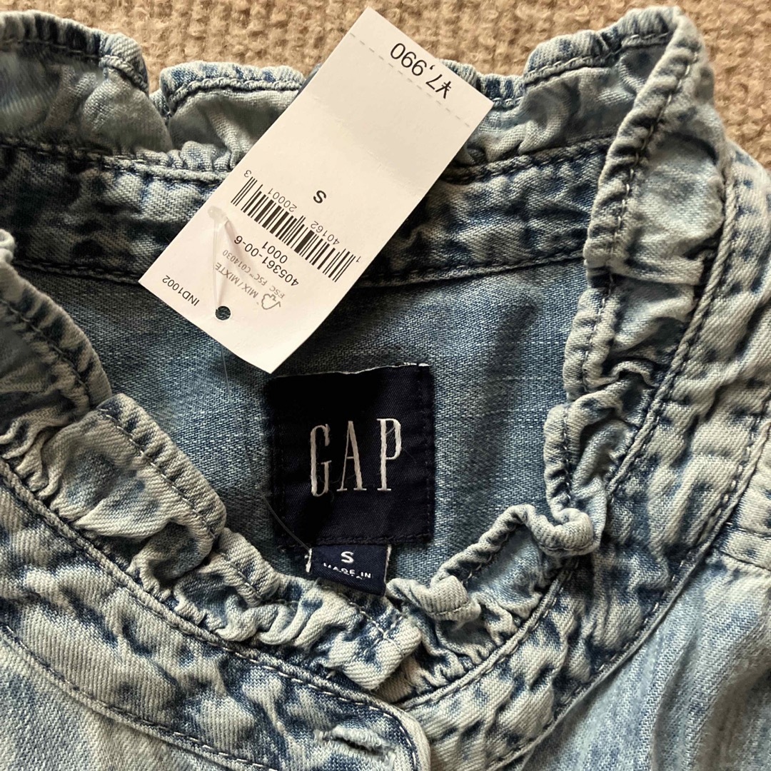 GAP(ギャップ)のフリルのデニムブラウス レディースのトップス(シャツ/ブラウス(長袖/七分))の商品写真