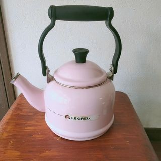 ルクルーゼ(LE CREUSET)の【ル・クルーゼ Le Creuset 】デミケトル1.1L◎ピンク(その他)