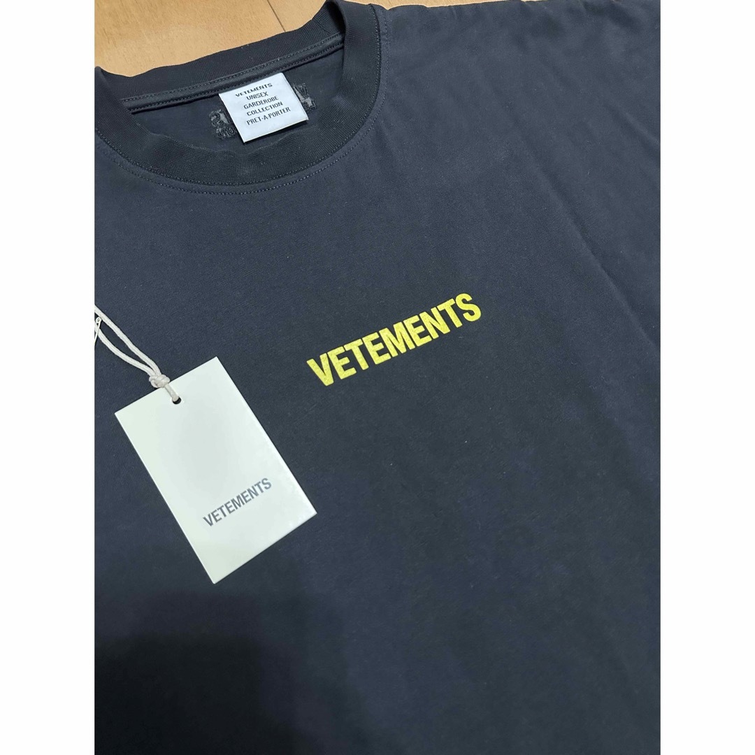 VETEMENTS - Vetements ヴェトモン タグ Tシャツ イエローロゴの通販