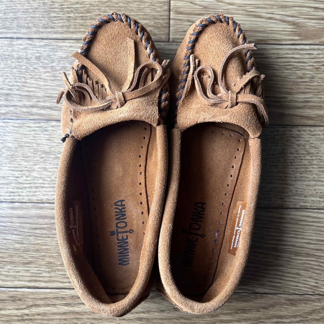 ミネトンカ モカシンローファー スエード リボン ビーズ フラットシューズ 靴 レディース 8サイズ ブラウン Minnetonka