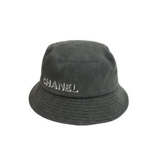 シャネル(CHANEL)のCHANEL シャネル ハット 帽子 22SS ロゴストーン デニム バケットハット ブラック ブラック サイズM 美品 中古 53958(ハット)