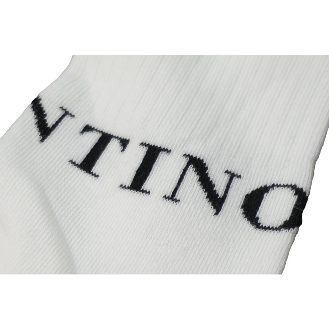 VALENTINO(ヴァレンティノ)の新品未使用 VALENTINO ヴァレンティノ 靴下 ロゴ インターシャ ソックス ホワイト ブラック XV3KI01D860 中古 53499 レディースのファッション小物(その他)の商品写真
