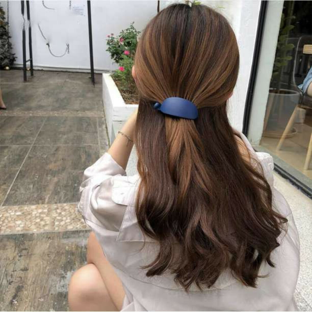 バナナクリップ　マット ネイビー  バレッタ ヘアクリップ 韓国 かわいい 紺 レディースのヘアアクセサリー(バレッタ/ヘアクリップ)の商品写真