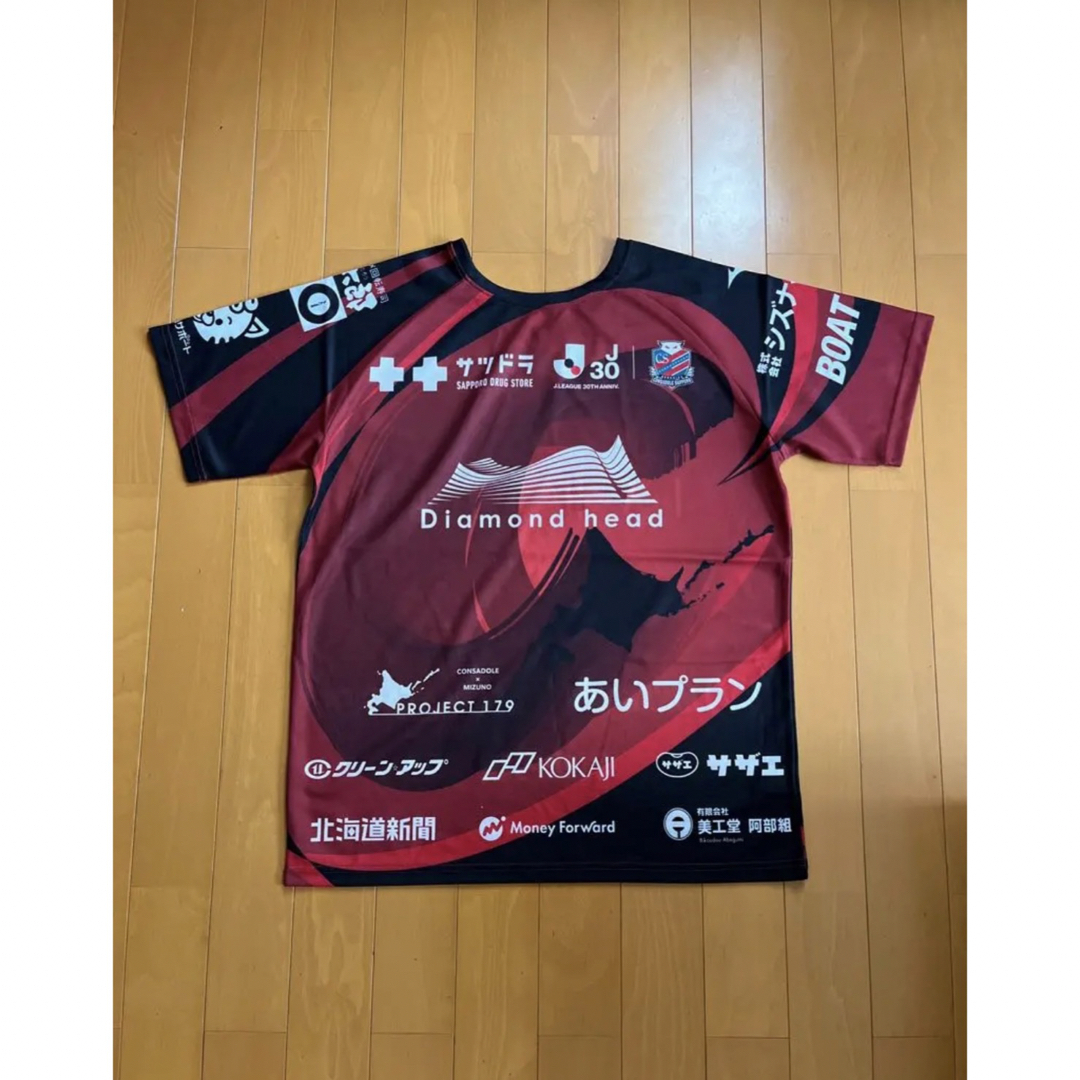 コンサドーレ札幌 限定 ユニフォーム型Tシャツ スポーツ/アウトドアのサッカー/フットサル(応援グッズ)の商品写真