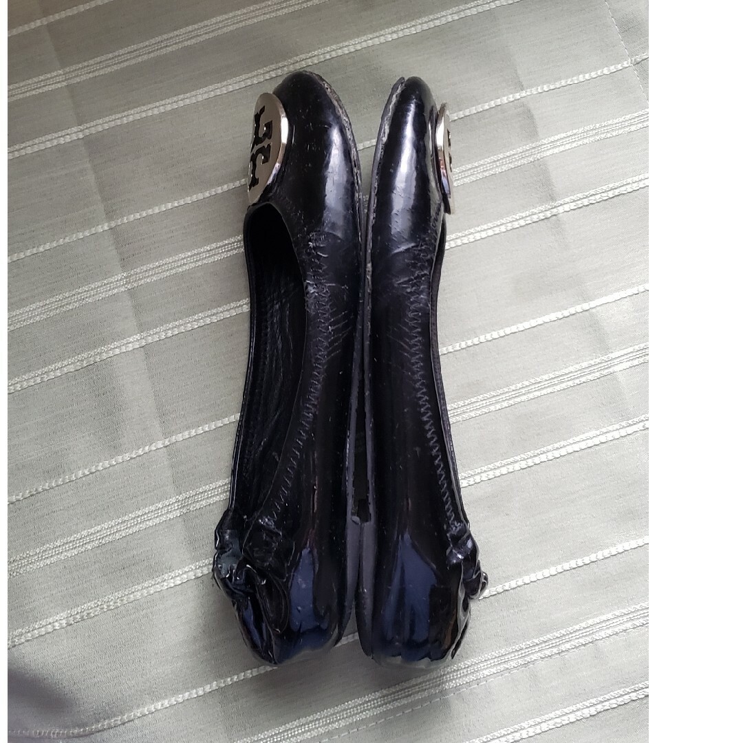 ハイヒール/パンプス大きなサイズのトラバーチ靴！エナメル黒のフラットシューズ！(25.5～27cm)