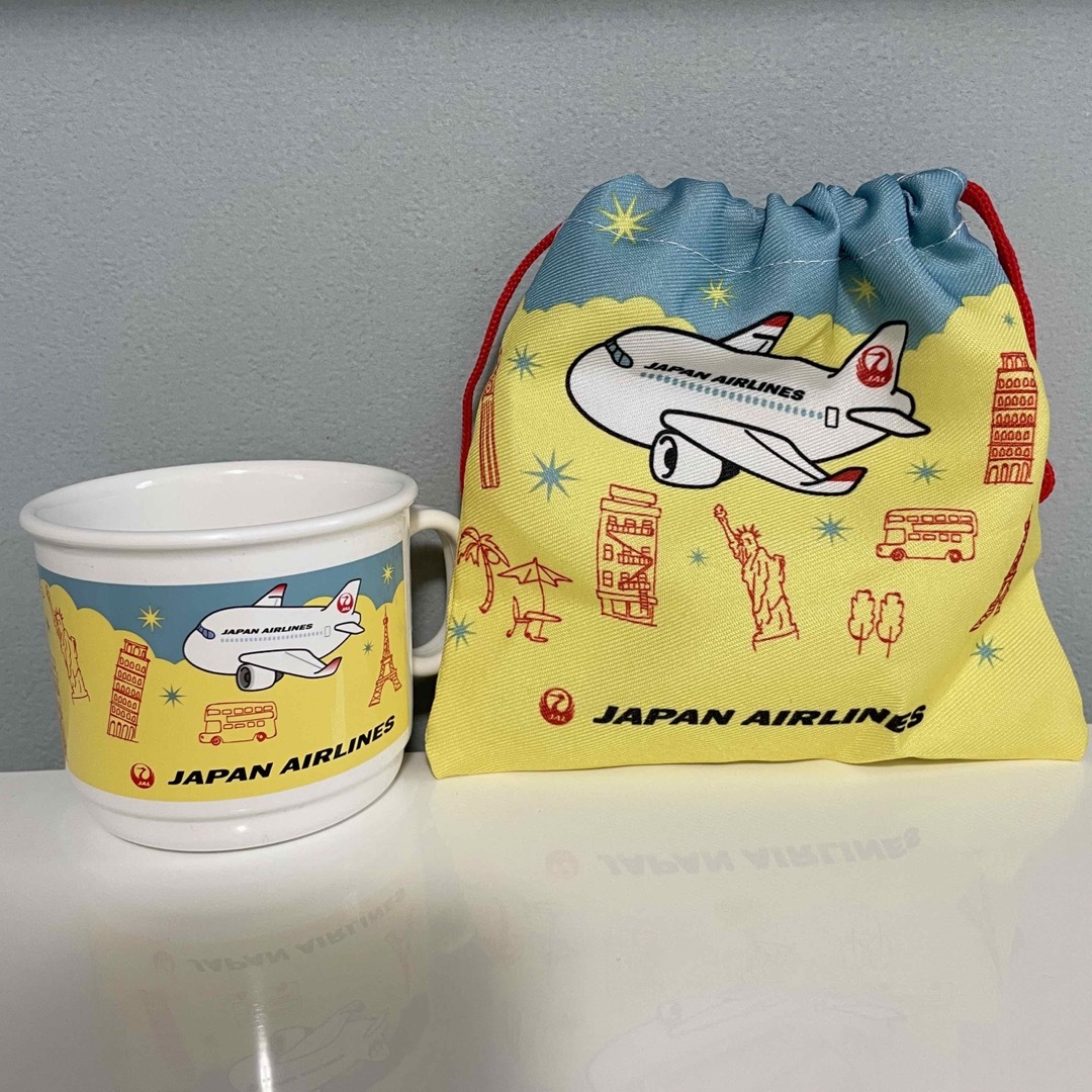 JAL(日本航空)(ジャル(ニホンコウクウ))のJAL コップ　巾着　セット キッズ/ベビー/マタニティの授乳/お食事用品(マグカップ)の商品写真