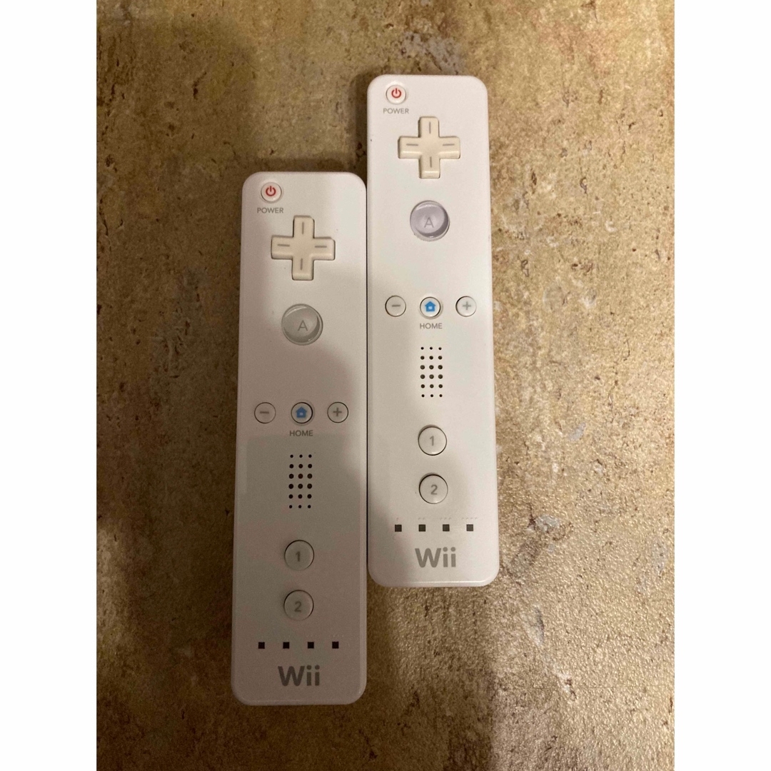 Wii(ウィー)のWiiリモコン　白　ホワイト　二個セット エンタメ/ホビーのゲームソフト/ゲーム機本体(家庭用ゲーム機本体)の商品写真