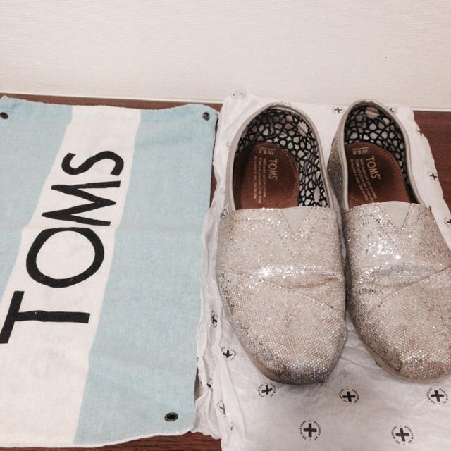 TOMS(トムズ)のTOMS グリッターフラットシューズ レディースの靴/シューズ(スリッポン/モカシン)の商品写真