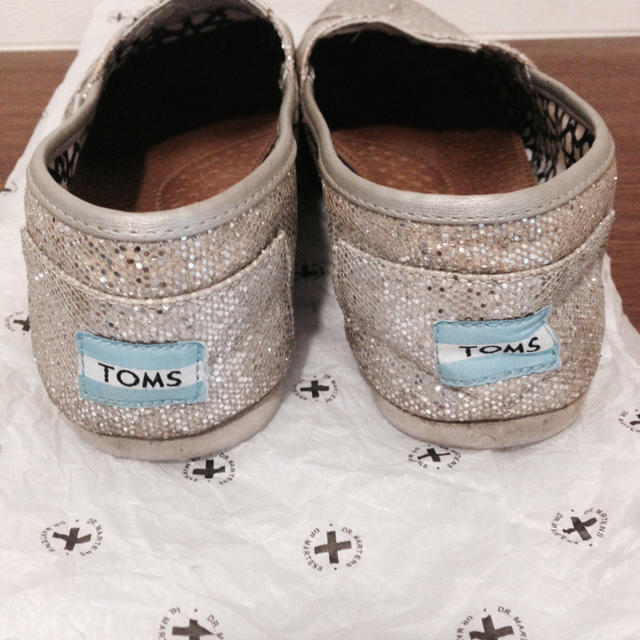 TOMS(トムズ)のTOMS グリッターフラットシューズ レディースの靴/シューズ(スリッポン/モカシン)の商品写真