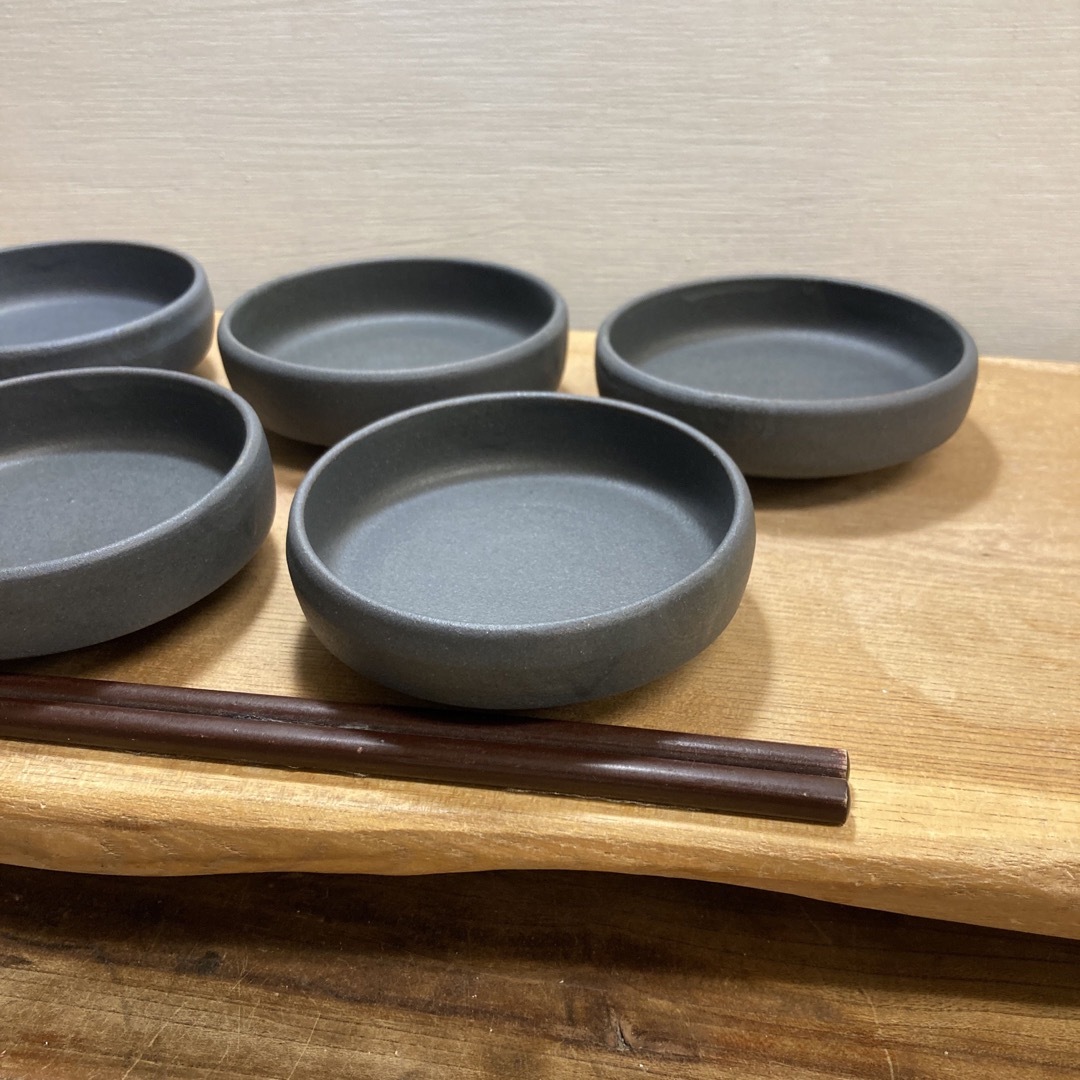 新品　陶器　陶芸作家　黒の薬味皿5枚 インテリア/住まい/日用品のキッチン/食器(食器)の商品写真