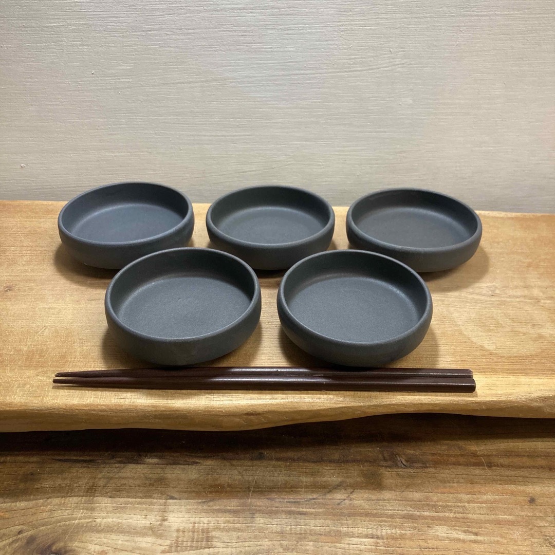 新品　陶器　陶芸作家　黒の薬味皿5枚 インテリア/住まい/日用品のキッチン/食器(食器)の商品写真