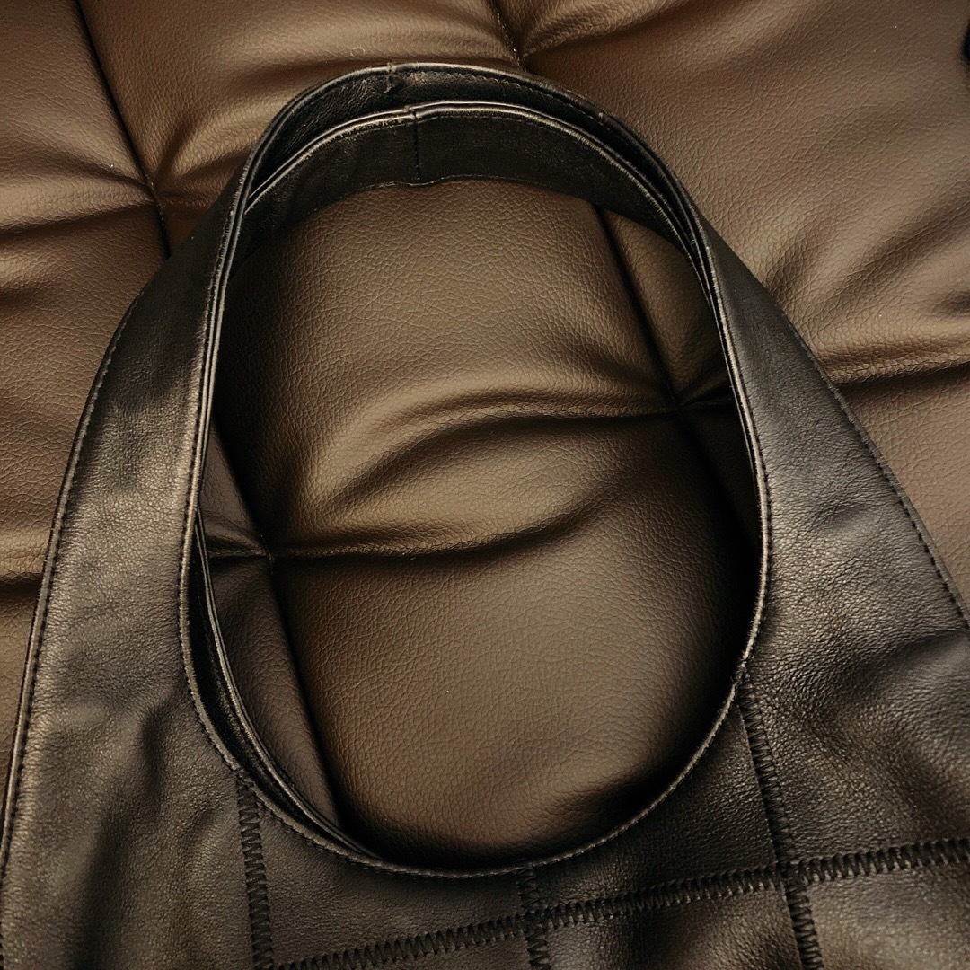 Chanel ショルダーバッグ (すごく使用しやすい！ユニークなデザイン！)