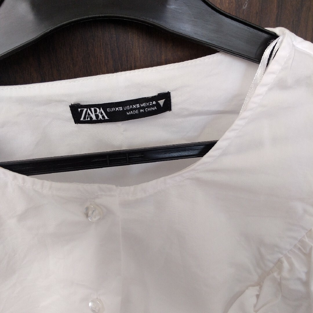 ZARA(ザラ)のZARA フリルシャツ 白 レディースのトップス(シャツ/ブラウス(長袖/七分))の商品写真