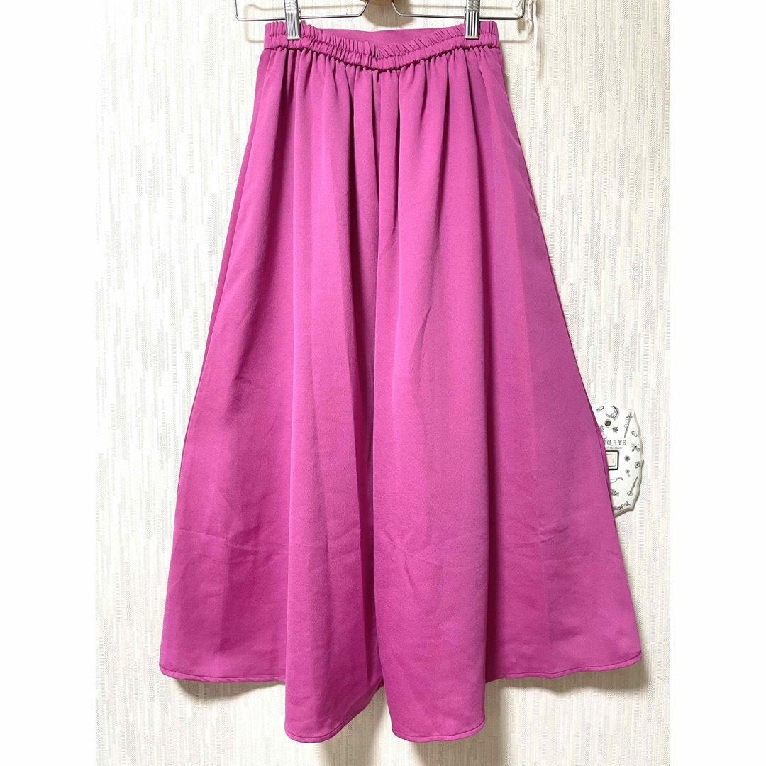 GU(ジーユー)のGU ジーユー サテンフレアロングスカートSB ピンク レディースのスカート(ロングスカート)の商品写真